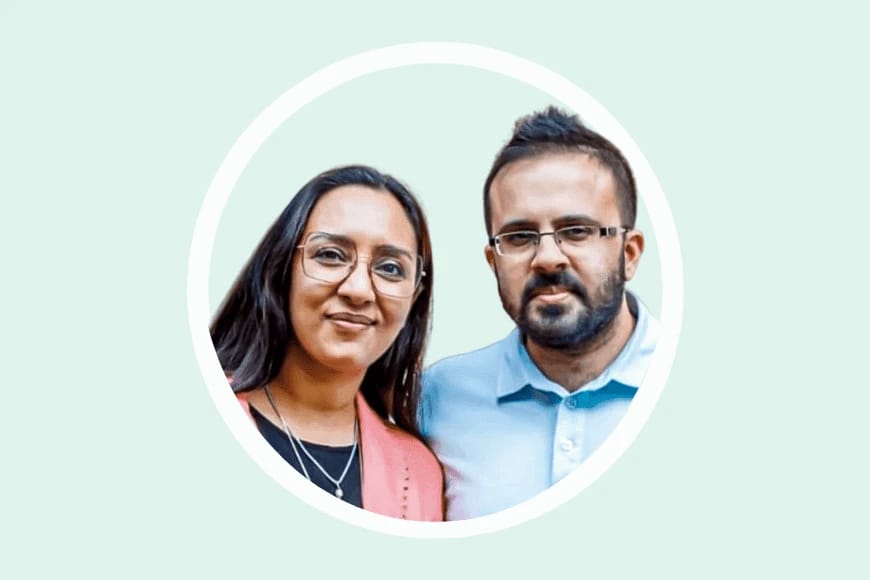 Couple smiling in a circular frame.